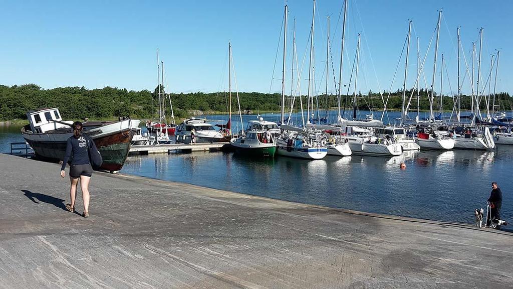 13/7 Äntligen kom vi fram till Sandvik på Kökar efter en segling i hård kall vind hela