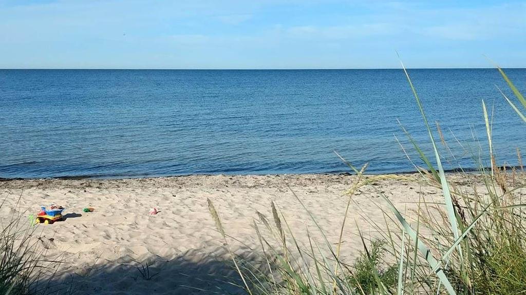 15/7 Oväntad lugn färd från finska Utö till Estland. Ingen vind så det blev motorfärd nästan hela vägen. Första estniska hamnen blev Lehtma.
