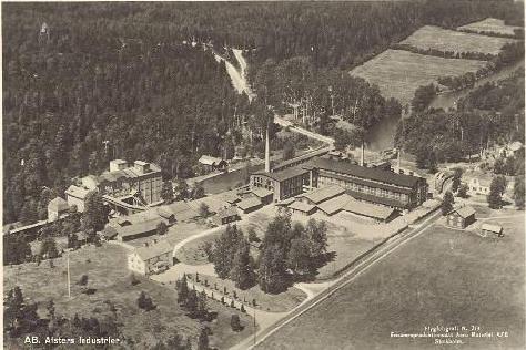 Figur 2.2. Foto över Alsters industrier med tegelbruket och valskvarnen. Vykortet är troligen från 1930-talet. Källa: vykort från Alster, http://hem.passagen.se/alano1/alster14.