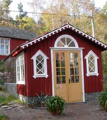 Kerstin kan även ta dig med på en liten vandring, visa fina platser och berätta om växternas användning förr och nu, om folktro och medicin.