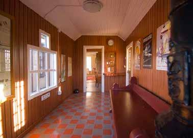 Det går bra att gå in och titta, även om det innebär att man får böja på ryggen (inre takhöjd är 1.44). Nyckel finns att låna i affären för en kostnad av 40 kronor per tillfälle.
