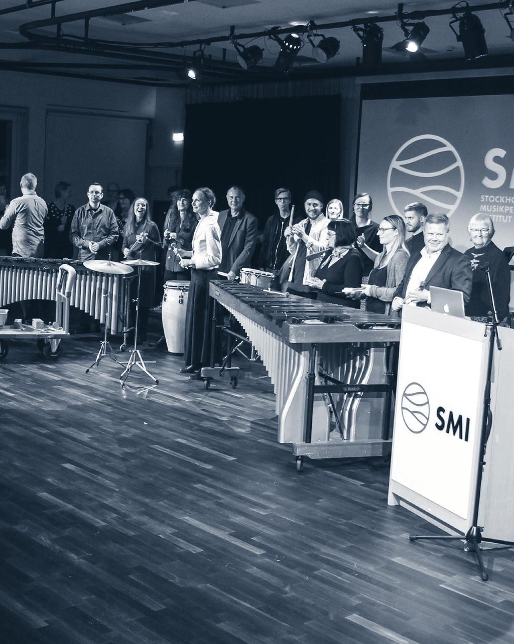 SMI:s slagverkslärare Anders Holdar bjuder upp publiken till ett gemensamt framträdande i Konsertsalen vid invigningen av SMI:s lokaler den 26 oktober 2017.