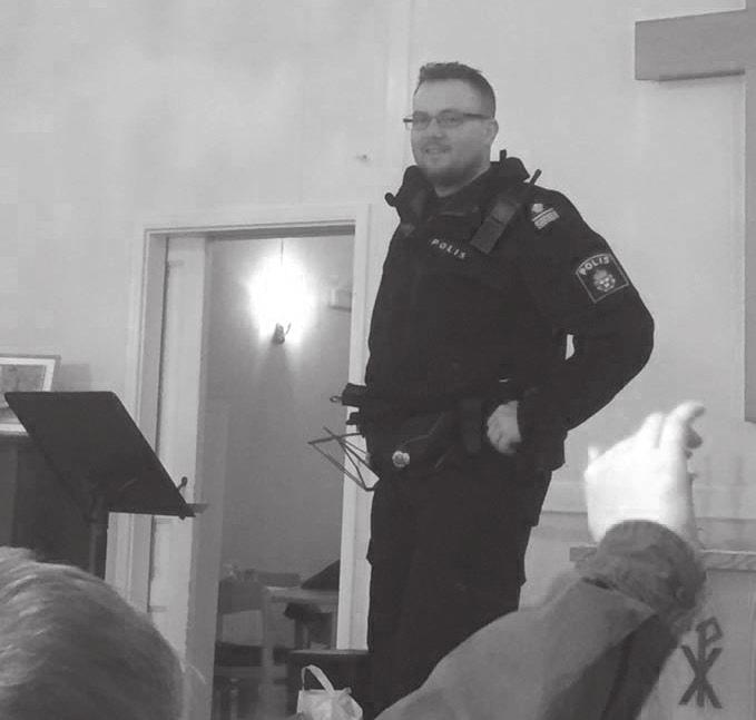 Vinnare av kvällens spårning blev en patrull från Solberga. Polisbesök Tidigt i våras fick scouterna i Flisby ett mycket uppskattat besök av polis Fredrik Magnusson.