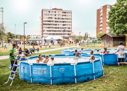 FESTIVAL FÖR LEKSUGNA Årets Summer splash-festival inleddes med Vårbyloppet för ett friskare Huddinge. Sen kunde alla bad- och leksugna välja mellan tre pooler, hoppborg och rutschkana.