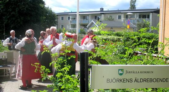 Det är roligt att dansa! Vi är ju ganska många söderringare som bor i Järfälla och har då mycket lång resväg till SR-salen. Tack o lov så under midsommarveckan hade vi två uppvisningar på hemmaplan.