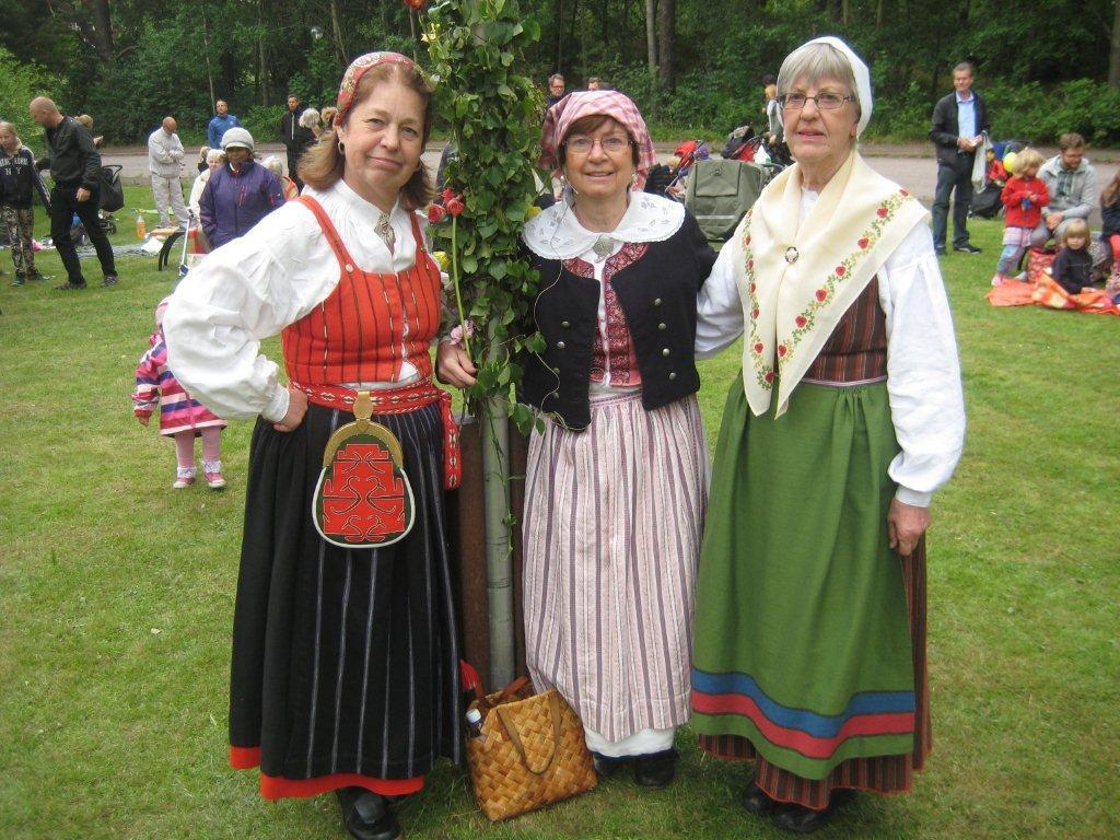 Midsommar i Hökarängen För andra året i rad agerade jag huvudlekledare i Farsta Församling Söderledskyrkan, men i år var det betydligt kallare väder än 2013.