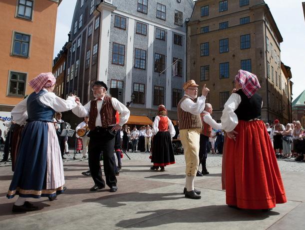 Hej! Jag hoppas att ni alla haft en skön sommar med mycket dans. Själv har jag varit på Skansen många kvällar och dansat. Den 11 maj hade DoM inbjudit till en internkurs.