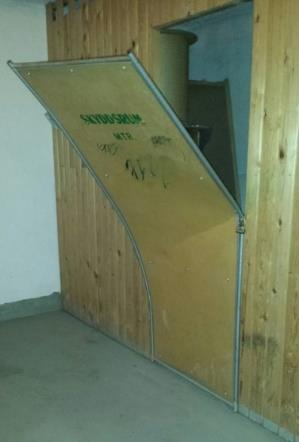 Inom loppet av ett par veckor har det hänt att någon har roat sig med att spruta skum från brandsläckaren som sitter intill bastun i källaren vid Heidenstamsgatan 49, Den 22 april hände det igen, och