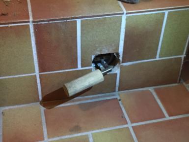 Eldning bastukamin Före eldning Töm asklådan om den är mer än halvfull. Askan kan hällas ut i slänten eller läggas i en påse bland brännbara sopor. Se till att tilluftsventilen är öppen.