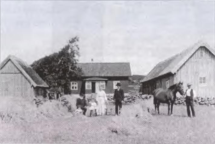 Husens anpassning gäller hur de placeras i landskapet och på tomten. Det gäller också husens utformning, färg och material, takformer och volymer.