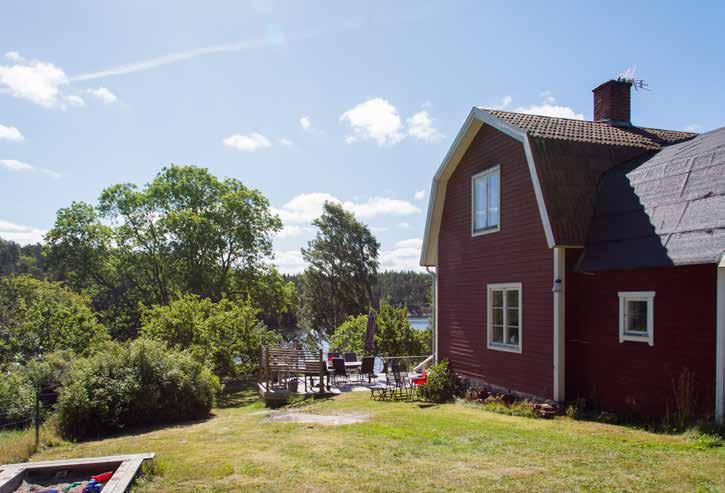 TRÄPANEL TAKBEKLÄDNAD: TEGEL OCH PAPP FÖNSTER: 2-GLASFÖNSTER VENTILATION: SJÄLVDRAG VATTEN: BORRAD BRUNN