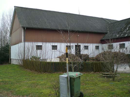 15 luftväxling från djupströbädden upp till nocken på huset. Öppningarna skall vara ca en meter breda och följa hela innerkanten på loftet på båda sidorna.
