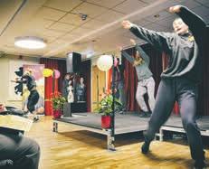 Våren 2015 fick Lötsjögårdens hus 6 i Hallonbergen stänga på grund av att badrummen var för små. Serviceboendet byggdes om och på måndagen var det dags för invigning på Hallonhöjden.