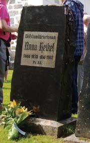 Döfstumlärarinnan Anna Heikels grav finns vid Pedersöre kyrka och döva läraren Lorentz Eklunds grav vid Jakobstads begravningsplats. Elin Westerlund tecknade en förbön på gudstjänsten.