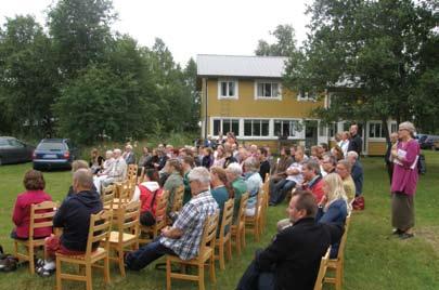 Efter det for vi till församlingens hus på Hällsand som ligger nära Solsand. Där berättade Birgitta Wallvik och Jussi Raisio om dövstumskolans historia.