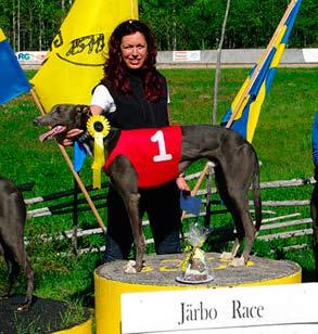 SkHK:s Jubileumslopp, 550 m, Super Sonic, 32.53, J Hansen, SkHK. Jamar, 33.37, Heidi Föhn, Danmark. 3:a Kacela, 33.42, Nina Blinding, CIM. 4:a Rackehall Polly, 33.45, Hanne Braunschweig, Danmark.