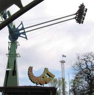 Uppswinget Uppswinget är en stor gunga där man gungar upp till 120 grader och kommer 30 m över utgångshöjden, enligt uppgifter från Liseberg, som också anger att man 10 gånger under turen kommer upp