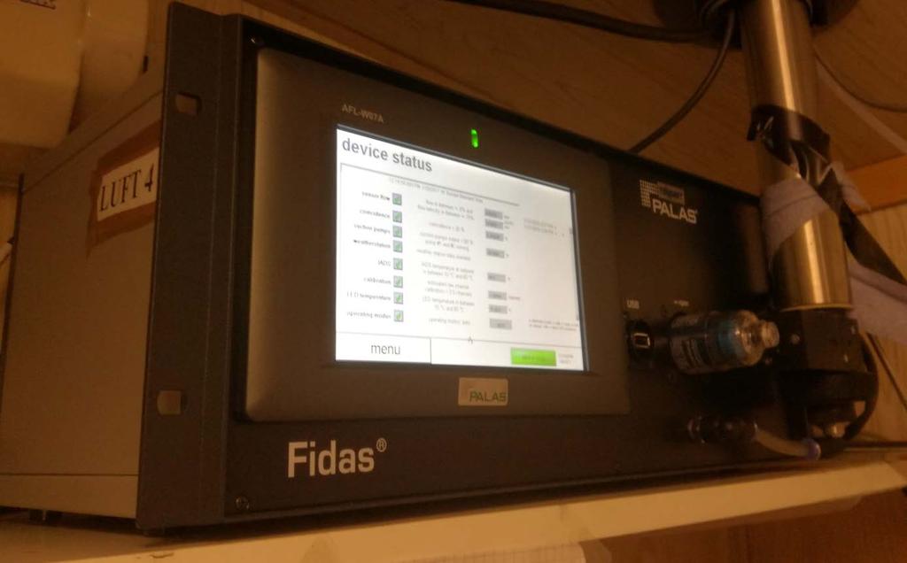 Partikelmätare Partiklar mindre än 10 µm (PM 10 ) och mindre än 2,5 µm (PM 2,5 ) mäts med en optisk aerosolspektrometer