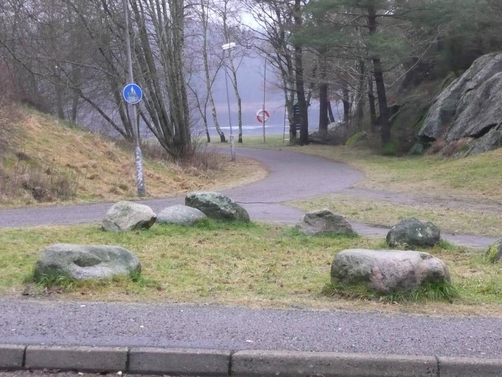 Service Ingen tillkommande service planeras då befintlig service vid Angereds Centrum finns att tillgå. Friytor Rekreation Ca 100 m norr om planområdet finns en badplats vid Stora Mölnesjön.
