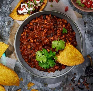 Chili con MiFú INGREDIENSER CHILI CON MIFÚ: Ljust öl Svarta bönor Vetemjöl 6-7 msk Chilifrukter 2- Vitlöksklyftor Gul lök, tärnade Morötter Rökt chilipulver (ex.