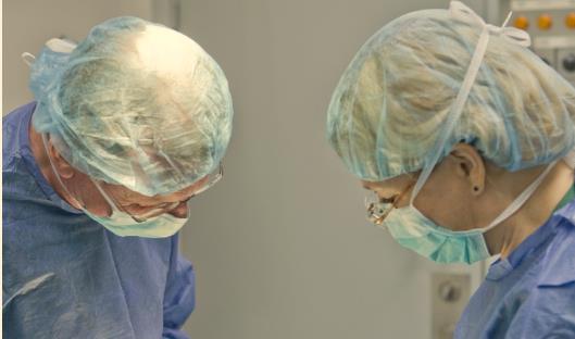 Kvalitet genom specialisering Delårsrapport januari-september 2017 Ett kvartal med stort fokus på förbättringar Omfattande besparingsprogram genomförs i de svenska klinikerna Omsättningstillväxten