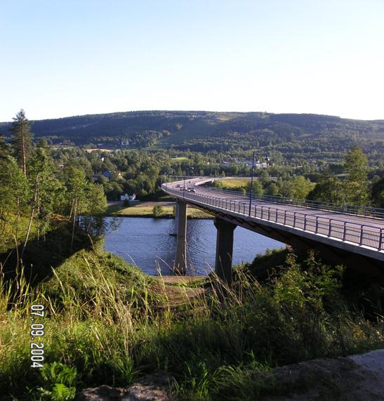 Otroligt vacker bro över Ångermanälven med slitlager av gjutasfalt.