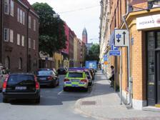 Det kan även vara bra att använda då det största antalet bilar kommer att svänga till höger. Start/avslut av bana samt hinder Början och slutet på cykelbanan är viktig att tydliggöra.
