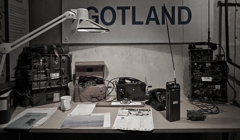 Sambandsutrustning i Tingstäde Fästning, kan ses i FROs radiomuseum därstädes. Ra 122 t vä och ra 200 t hö. OBS FROs kaffemugg!
