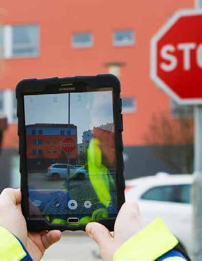 5 1 Vi leder den digitala vägmärkeshanteringen Söker du produkter för ökad trafiksäkerhet har du kommit rätt. I snart 60 år har Blinkfyrar drivit utvecklingen inom vägvisning och trafiksäkerhet.