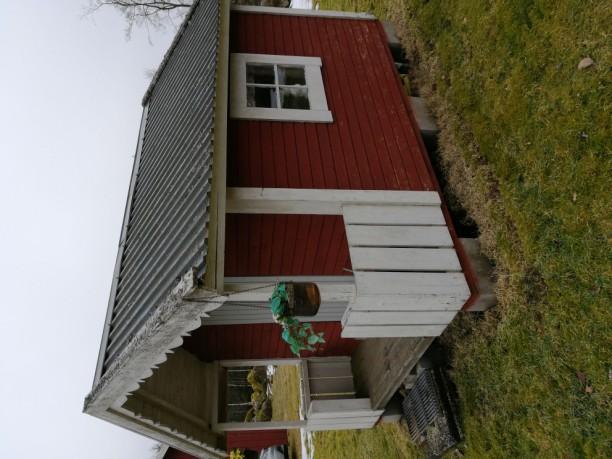 Välkomna att hyra Vråen i sommar! Centralt på Bolmsö mittemot skolan. Här finns två hus med totalt 29 bäddar, kök, sällskapsrum mm.