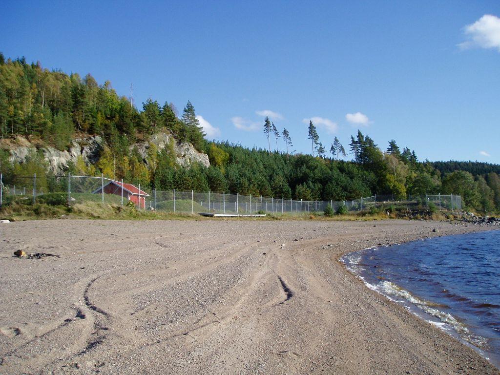 Figur 4: Omgivningarna kring Kärnsjöns grundvattentäkt utgörs av branta bergssluttningar i öster och Kärnsjön i väster. 3.