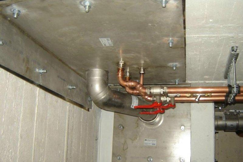4 Teoretisk Referensram 4.1 Standard enligt krav och lagar Rörledningar för vatten och luft är de enda som får passera skyddsrum, de omfattas då av lag (2006:545) om skyddsrum.