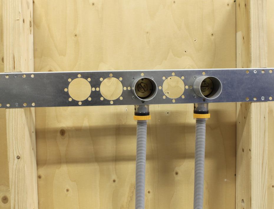 Träregeln måste jackas ur 8 mm djupt i överkant. För rörutgång c/c 150. Dosorna fixeras i plåten med bipackad skruv.