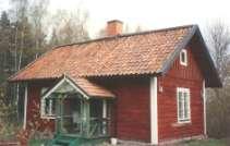 Den före detta tvättstugan är uthyrd som fritidsbostad till ovan nämnda hyresgäst. Bostadsytan uppgår till ca 30 kvm inklusive förråd. El och VA saknas.