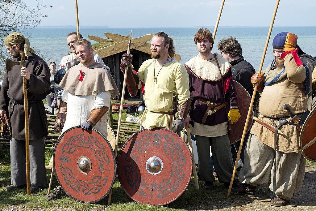 historia. Vikingaliv kommer att bjuda på illusioner, fantasi och spännande berättelser. Restaurangen Glöd finns i lokalen där man kan äta lunch eller ta en kopp kaffe.
