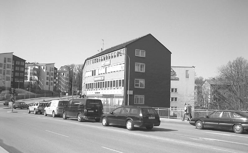 Området består av två fastigheter där den ena är bebyggd med ett lamellhus i fyra våningar som rymmer butiker och kontor, och den andra med en rektangulär byggnadskropp i två och fem våningar som