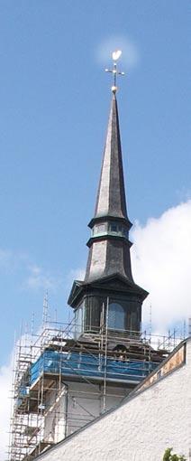 Takrenovering Renoveringen av taket på är nu klar. Arbetet har pågått sedan i somras och har omfattat byte av trasiga skifferplattor, förgyllning av kyrktuppen samt byte av kopparplåt.