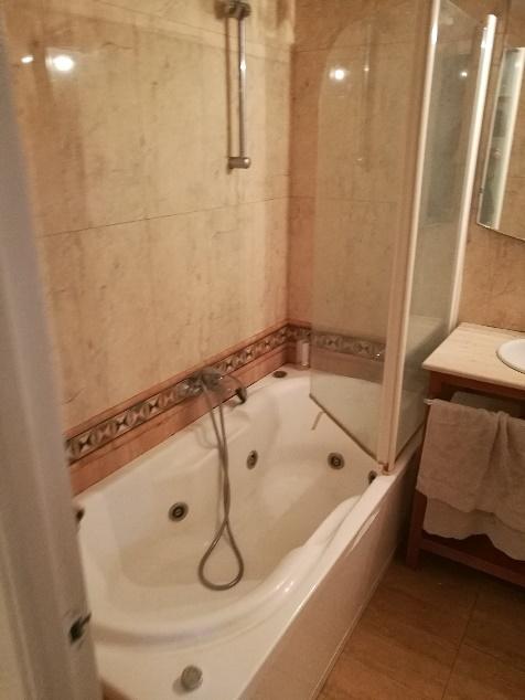 Alternativt, att man bor med spanjorer som inte vill umgås, som mest är inne på sitt rum eller hemma i den stad de kommer ifrån. Mitt boende var billigt, men prisvärt.