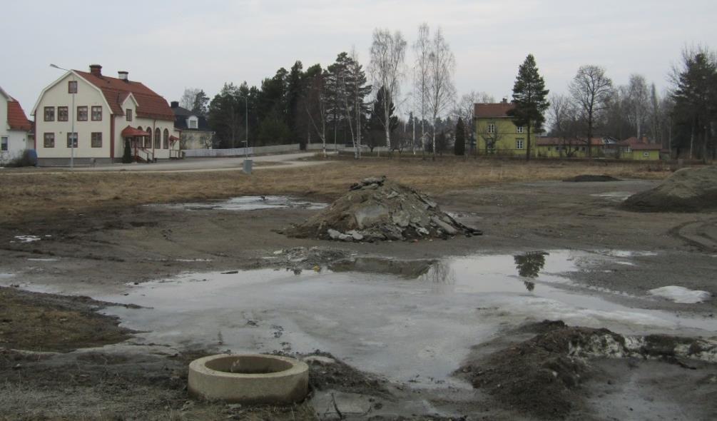 7 (15) Bild av planområdet mot nordost Service, offentlig och kommersiell Planområdet är beläget drygt en km från Bollnäs centrum med den service som