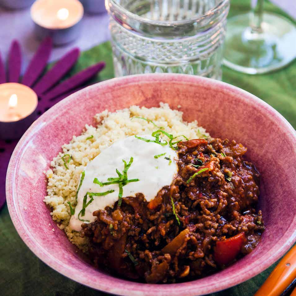 MAROCKANSK FÄRSGRYTA med yoghurt och ris Ca 30 min Gryta 1 gul lök 3 vitlöksklyftor 1 msk riven ingefära ½ chilipeppar 1 paprika 1 msk olivolja* 00 gram nötfärs 2 tsk spiskummin* 1 tsk paprikapulver*