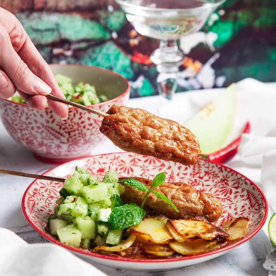 KYCKLINGSPETT med melonsalsa och rostad potatis Ca 0 min Kycklingspett 600 gram kycklingfärs 1 ägg ¼ chilipeppar ½ msk färsk ingefära 1 vitlöksklyfta 1 tsk japansk soja* 1 tsk salt* 2 krm