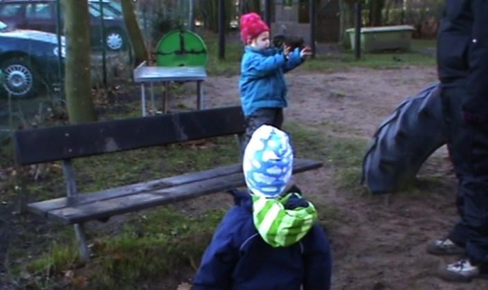 varandra i rummet. I filmen kan man se hur barnet lär sig vilka objekt bilen kan köra över, runt eller behöver undvika. Bild 4.