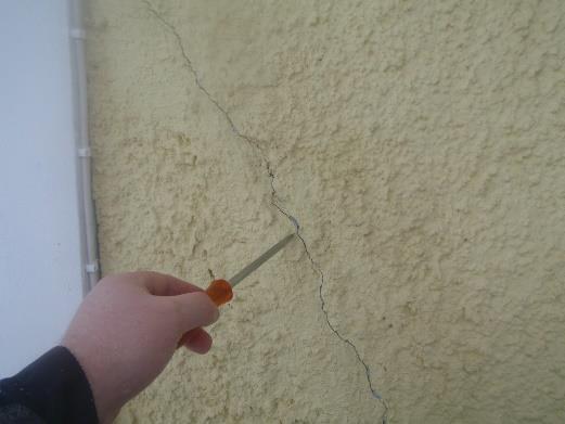 Bilden visar spricka i putsfasaden.