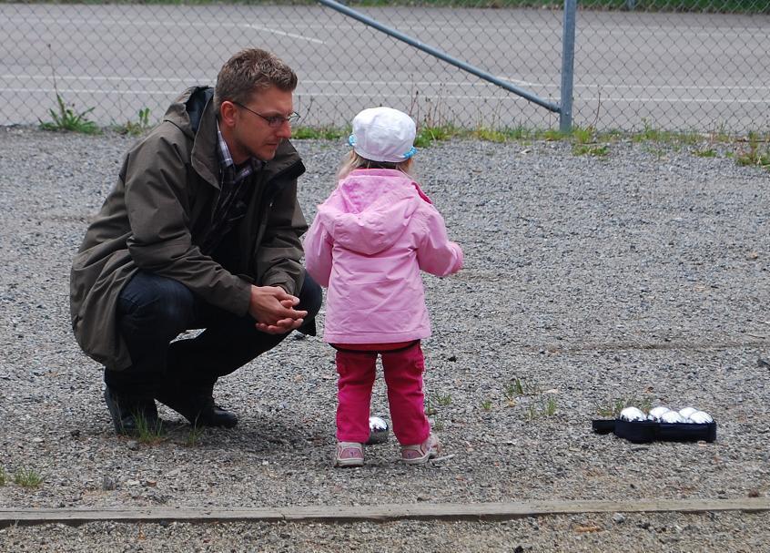 6:e juni på Berget Traditonsenligt firades Sveriges nationaldag på Berget. Vi träffades under trevliga former upp vid fotbollsplan. Som vanligt bjöd föreningen på korv med bröd, dricka samt fika.