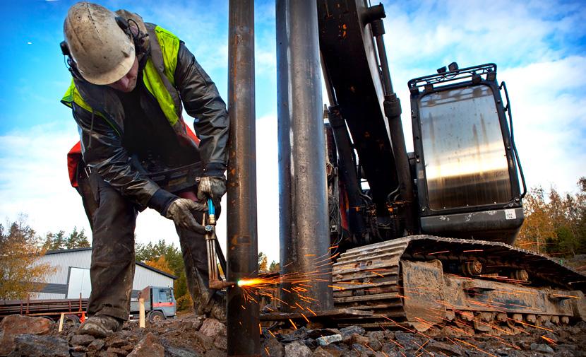 Installationsanvisningar Pålarna installeras genom att det första pålröret, ordentligt fastsatt i en lyftanordning, lyfts med hylsskarven uppåt med en bergsko placerad i botten av pålen.