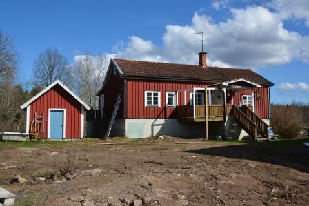 Utbyggd verandan där renovering har påbörjats, pardörrar finns sparade.