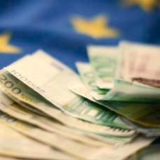 Varifrån kommer EU:s pengar? Europeiska unionens budget finansieras i huvudsak genom medlemsstaternas bidrag, som beräknas i förhållande till respektive nations tillgångar.