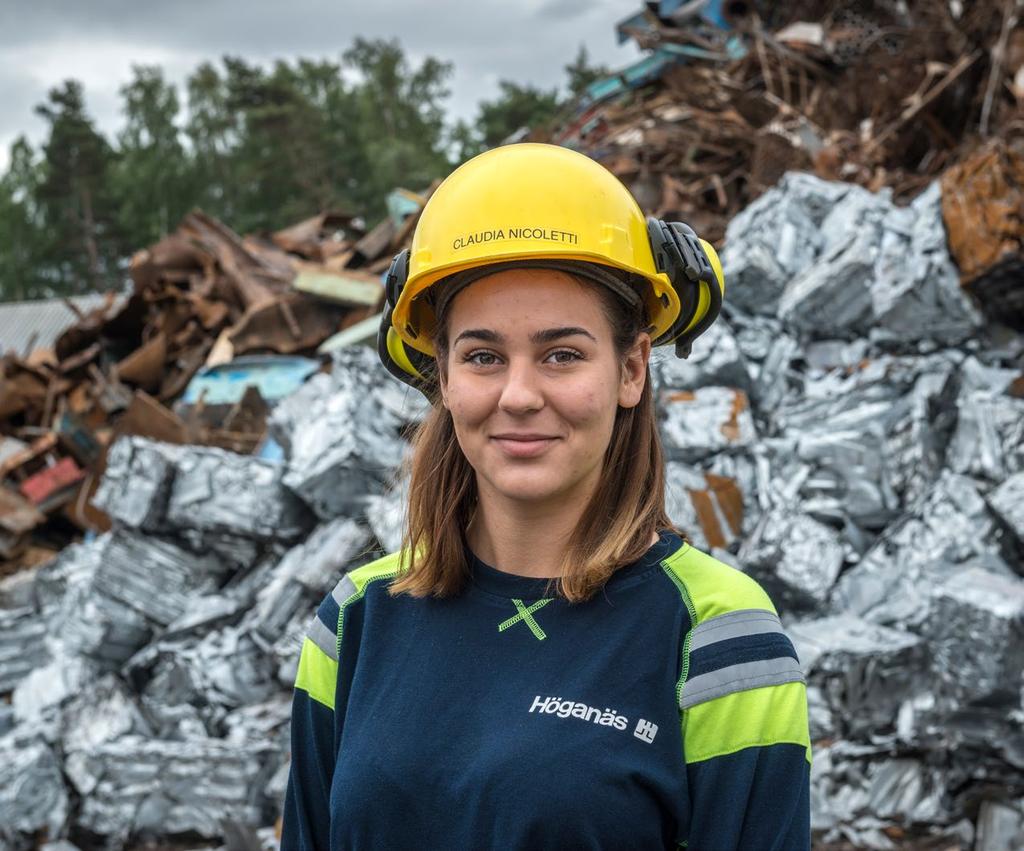 En av dem är Claudia Nicoletti, som ser till att allt råmaterial hamnar på rätt plats innan det lyfts in i stålverket.