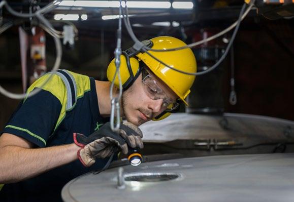 Den gigantiska ljusbågsugnen där metallskroten smälts står tyst och stilla när vi tar hissen upp till Emil Strand, en annan av årets feriearbetare.