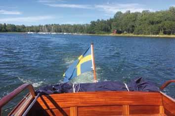 Tur i oturen En stilla och vacker sommardag i juli, lägger vi fören mot norr. Resans mål är Grisslehamn dit vi beräknar att anlända ganska lagom till lunch. Det är varmt och nästan spegelblankt.